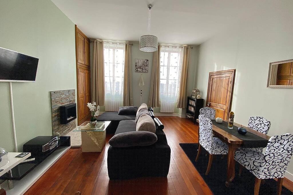 拉沙里泰Appartement : Le petit paradis de la Loire的客厅配有沙发和桌子