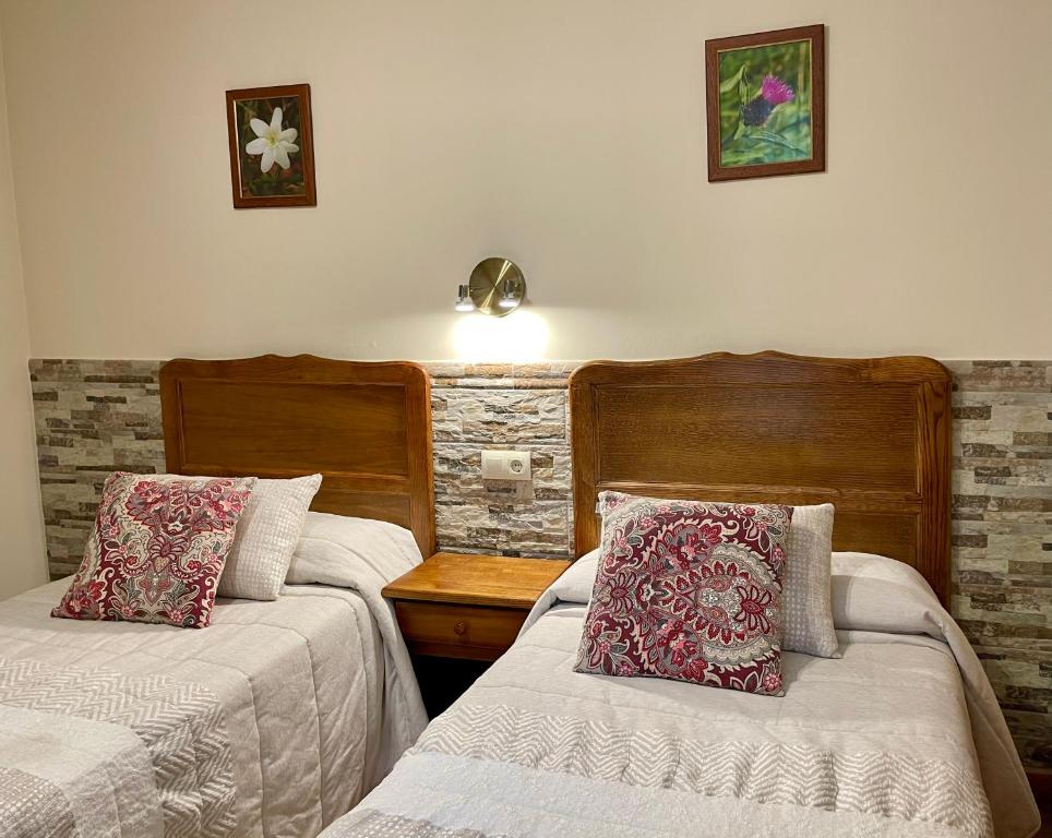 索特雷斯乡村培尼亚喀思迪尔酒店的一间卧室设有两张床,墙上配有一盏灯。