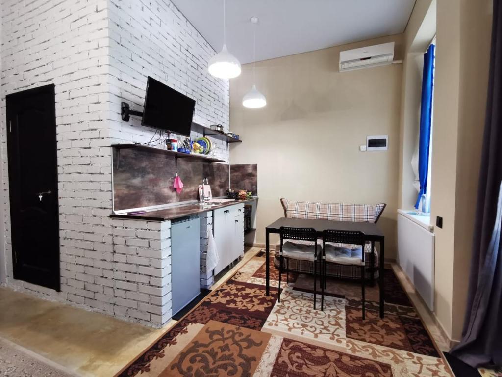 Apartment on Kraynego 34的厨房或小厨房
