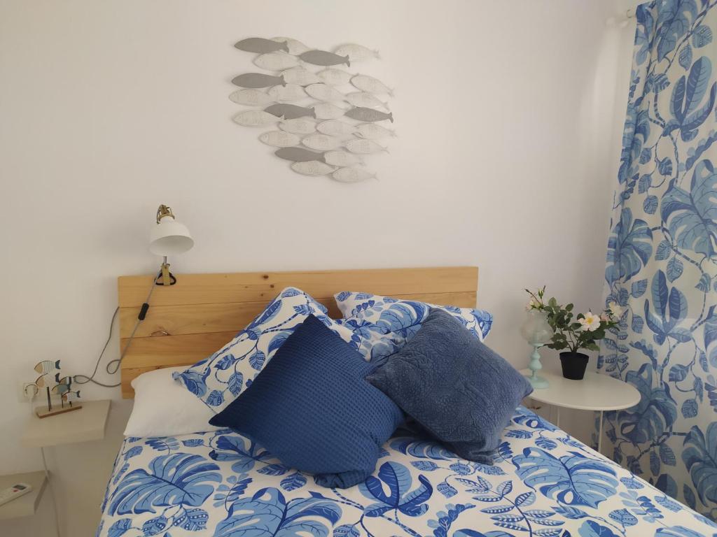 巴尔巴特La Motilla的一间卧室配有一张带蓝色和白色枕头的床