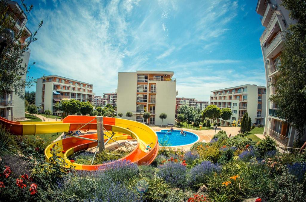 埃勒尼特Crown Imperial Fort Grand Resort的一个带游泳池和滑梯的度假村