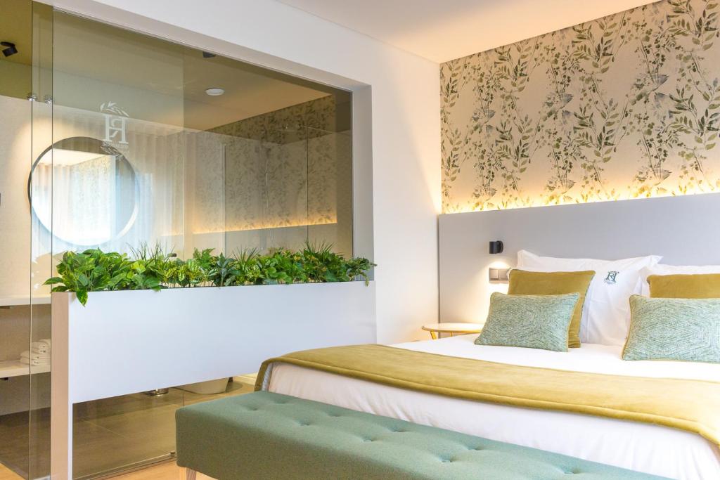 米兰德拉Ribeira House的一间卧室设有床铺和植物窗户
