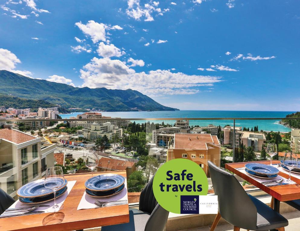 布德瓦Hotel Lusso Mare by Aycon的阳台配有带安全旅行标志的桌子