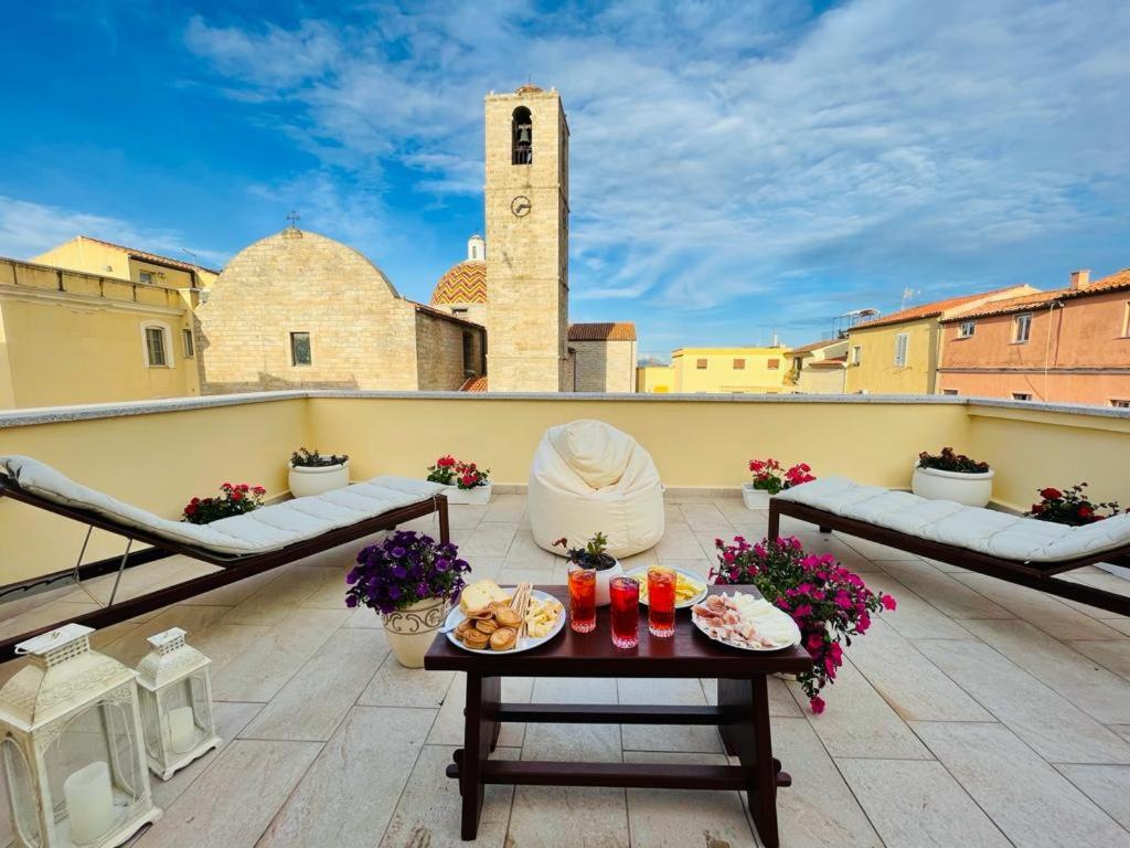 奥尔比亚La casa del pittore的阳台配有餐桌,上面有食物