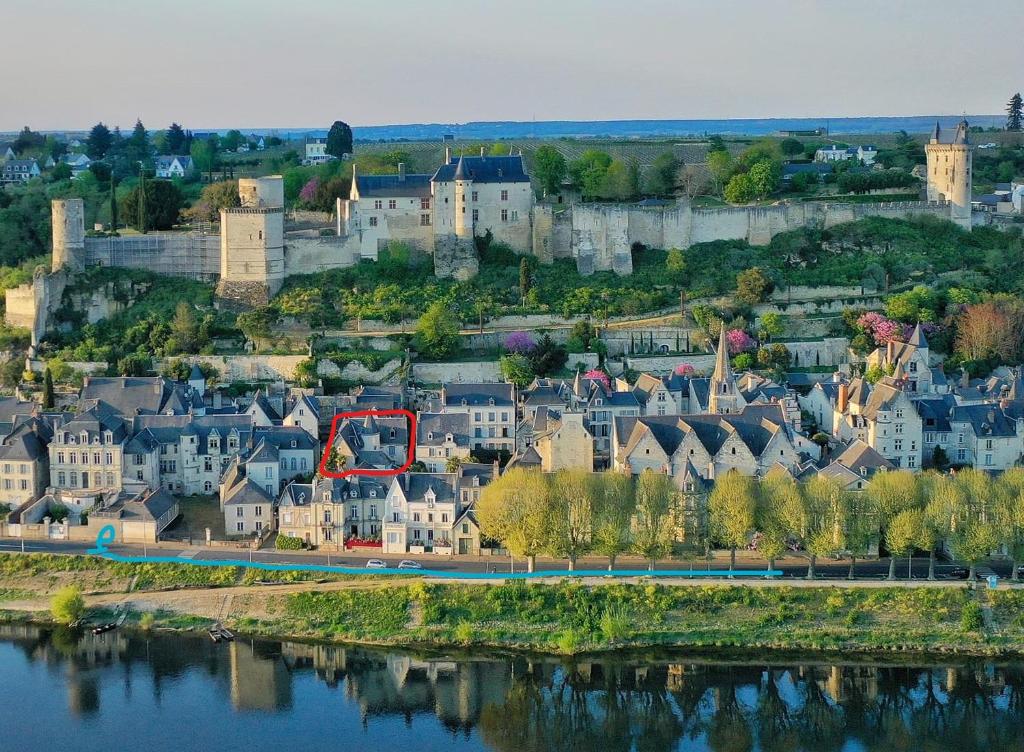 希农Au Relais Saint Maurice的河流旁城镇的空中景观