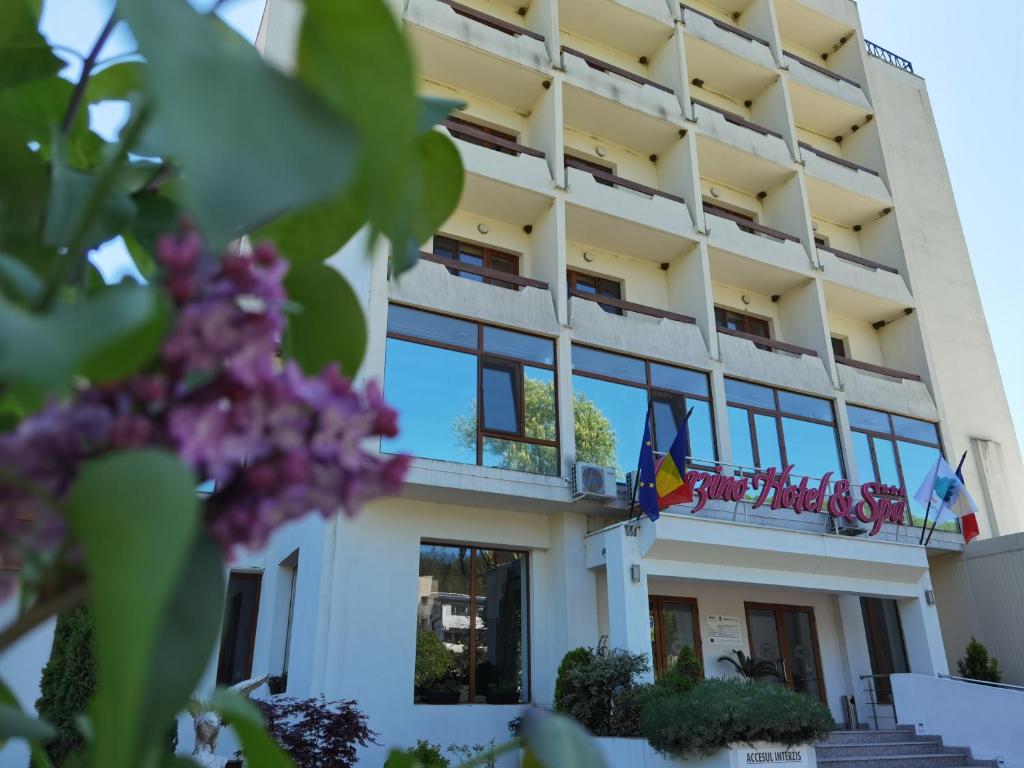 萨拉他蒙蒂鲁Hotel Spa Cazino Monteoru的享有酒店外部景色