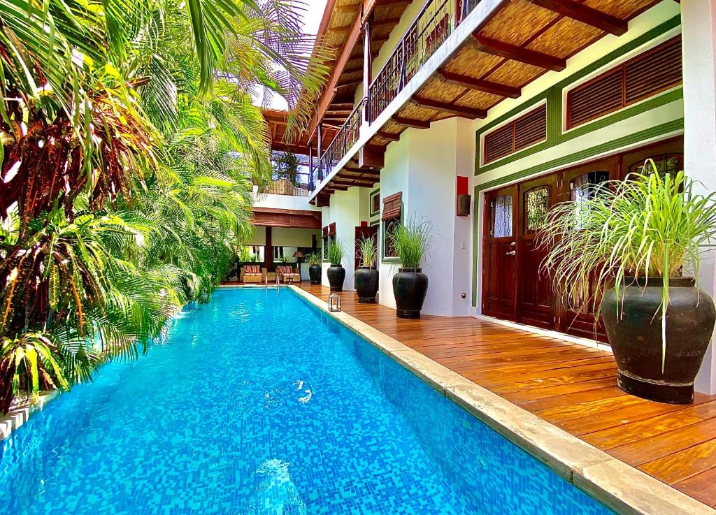 格拉纳达Casa Bubu Guest House的房屋中间的游泳池