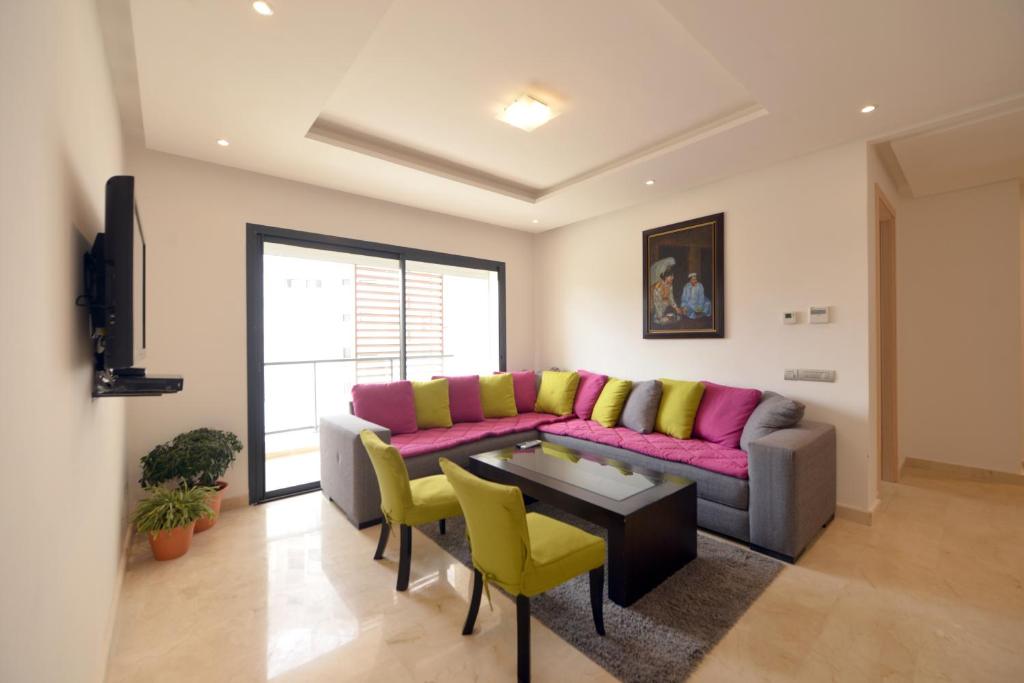拉巴特Privat Apartments Prestigia Hay Riad的客厅配有沙发和桌子
