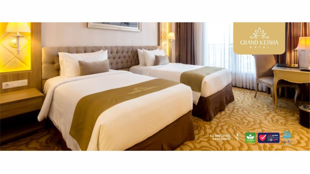 日惹Grand Keisha Yogyakarta的一间酒店客房,房间内设有两张床