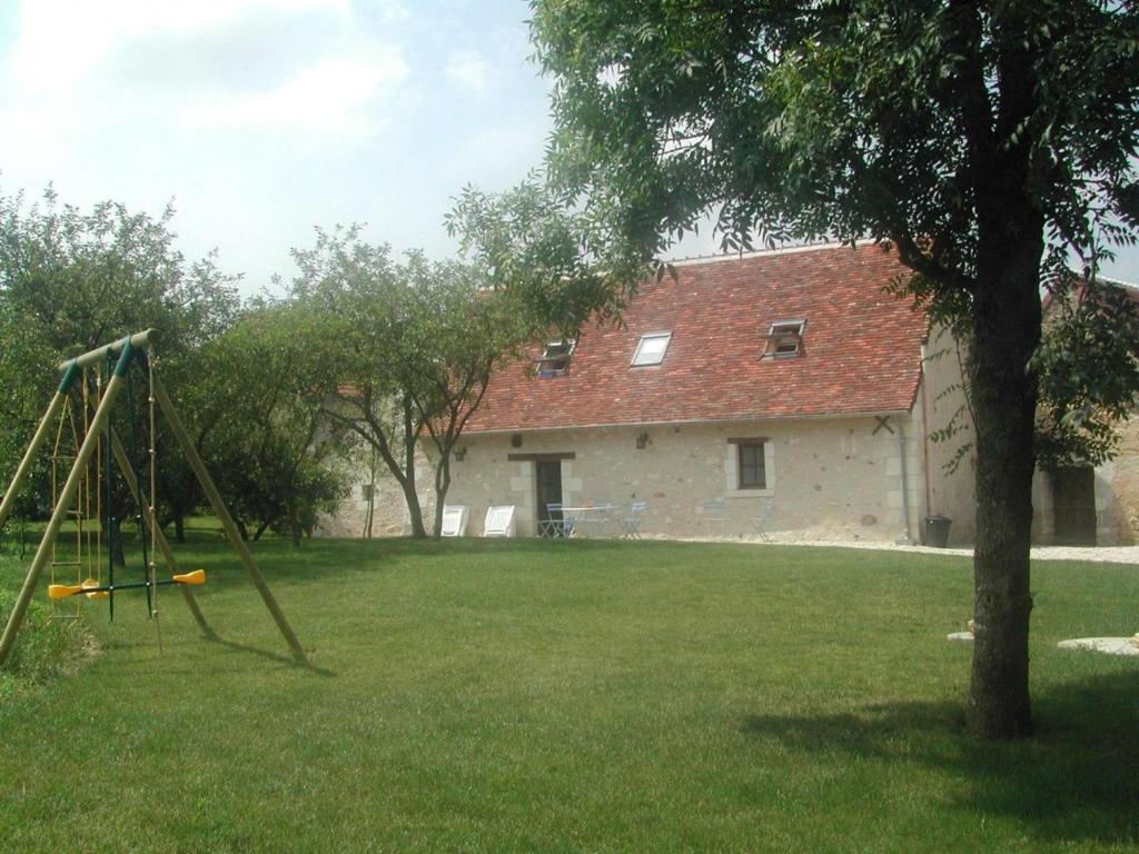 Betz-le-ChâteauGîte Betz-le-Château, 4 pièces, 7 personnes - FR-1-381-365的房屋前带秋千的院子