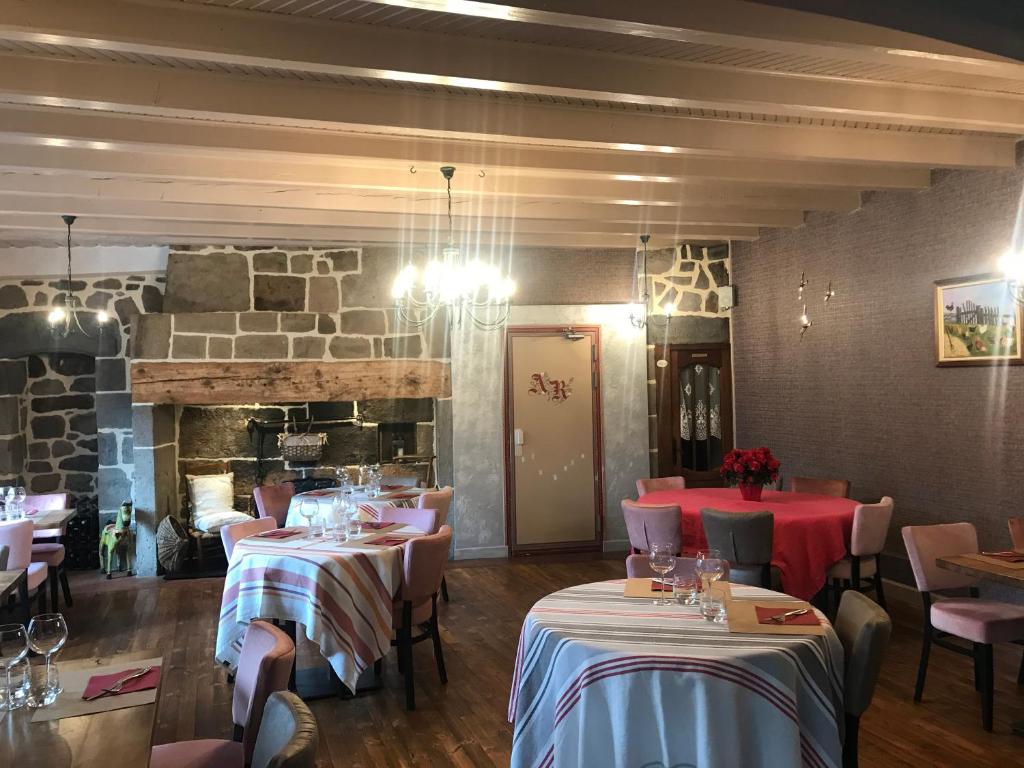 米拉康塔尔领导酒店及餐厅的一间带桌椅和石墙的用餐室