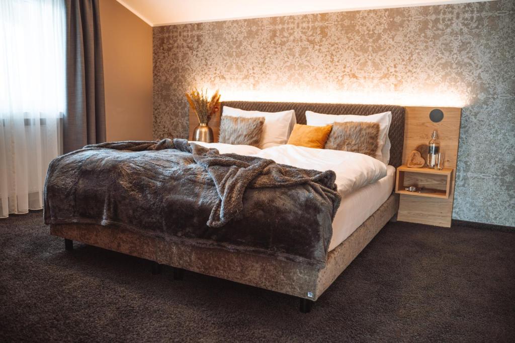 韦斯滕多夫Mountainview Apartments的一间卧室配有一张大床,床上有毯子