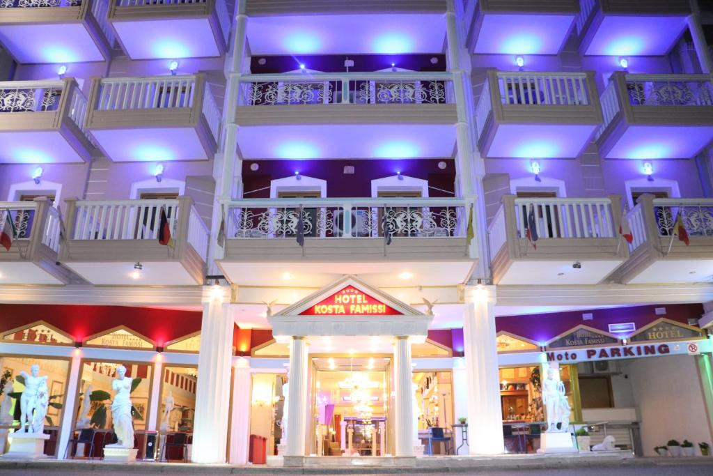 卡兰巴卡科斯塔法迈斯酒店的上面有紫色灯的建筑