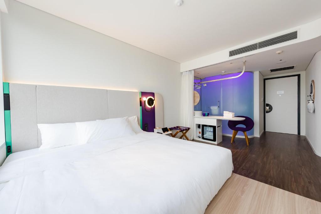 SOJO Hotel Bac Giang客房内的一张或多张床位
