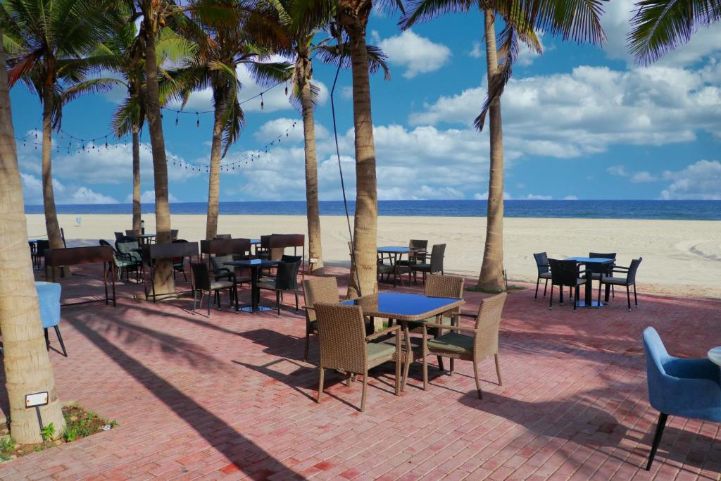 塞拉莱ALmansor furnished Apartment 1的海滩上带桌椅的庭院