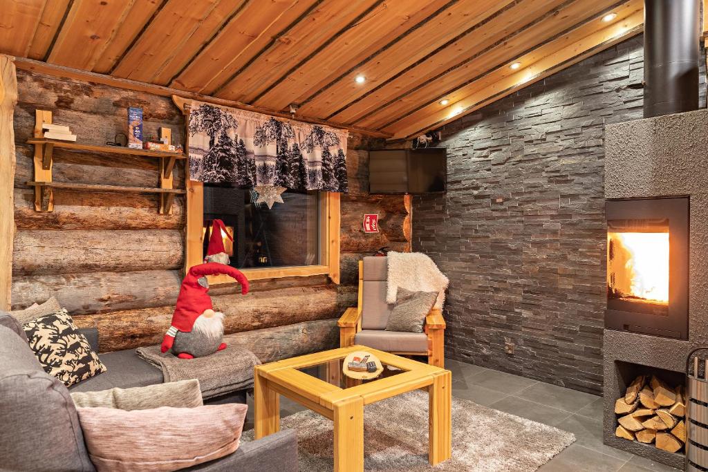 萨利色尔卡极光小屋度假屋的客厅设有壁炉,客厅配有一个凉亭