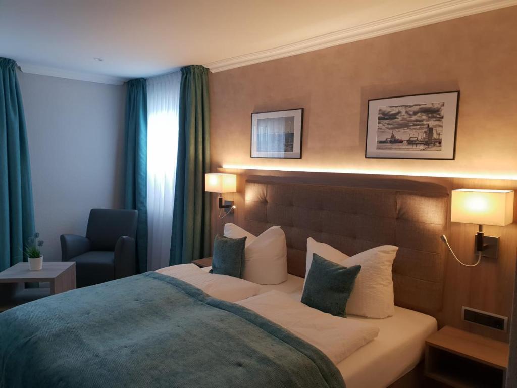 库克斯港Mertinkus Nordseehotel的配有一张床和一把椅子的酒店客房