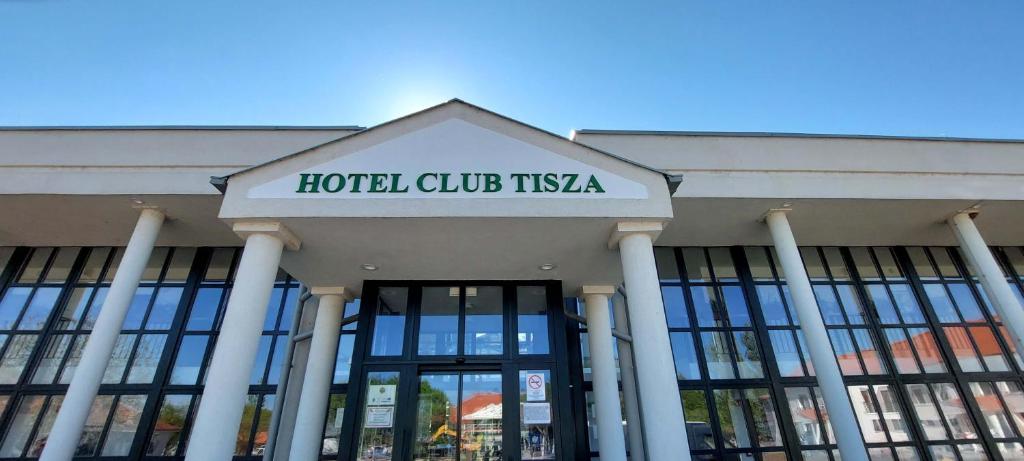 LakitelekHotel Club Tisza的带有酒店俱乐部标志的酒店大楼