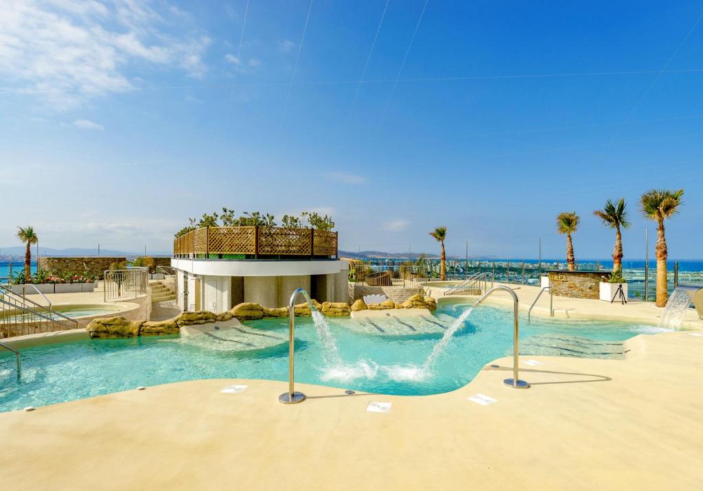 直布罗陀Luxury Ocean Spa Plaza Private Large 1 bed apartment的棕榈树度假村的水滑梯