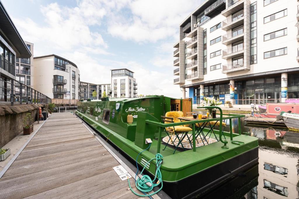 爱丁堡波特尔四姐妹船屋的停泊在码头旁的绿色船只