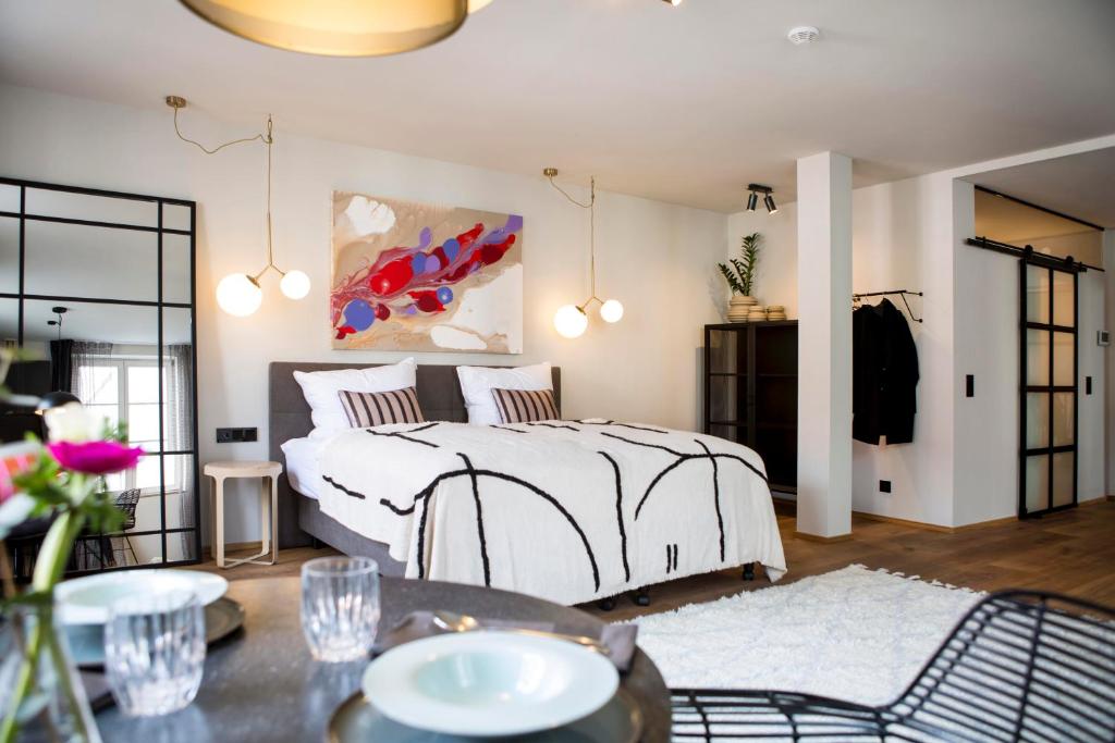 巴特绍尔高Livingloft Apartments的一间卧室配有一张床和一张桌子及椅子