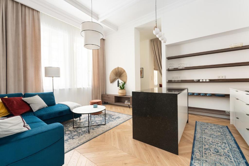 华沙Warsaw Premium Apartment President Palace的客厅配有蓝色的沙发和桌子