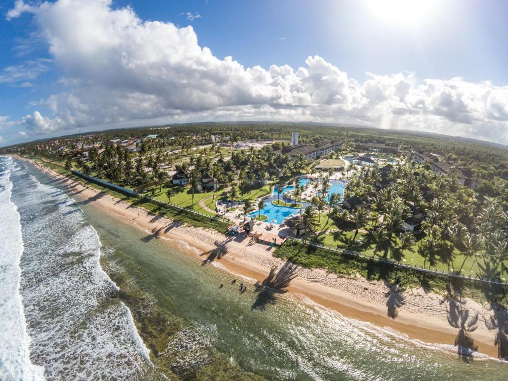嘎林海斯港Beach Class Muro Alto Condomínio Resort - New Time的享有海滩空中美景和度假胜地