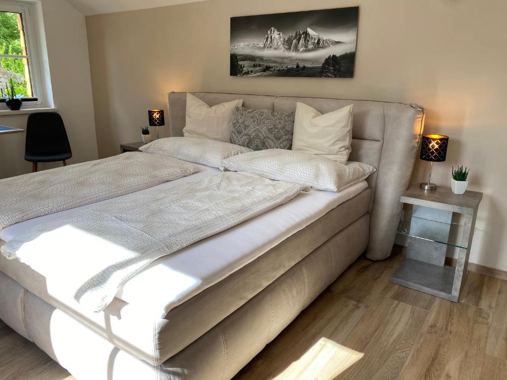巴德伊舍Im Kurpark的卧室内的一张带白色床单和枕头的大床