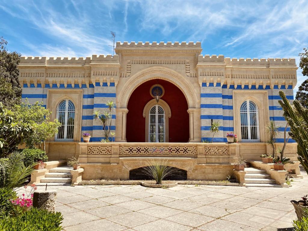 圣切萨廖迪莱切塞拉博尼斯度假屋的上面有蓝色和白色条纹的建筑