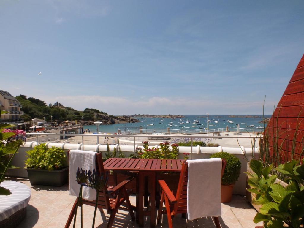 提赫嘎它尔博塞茹尔沙龙餐厅酒店的海景阳台上的桌椅