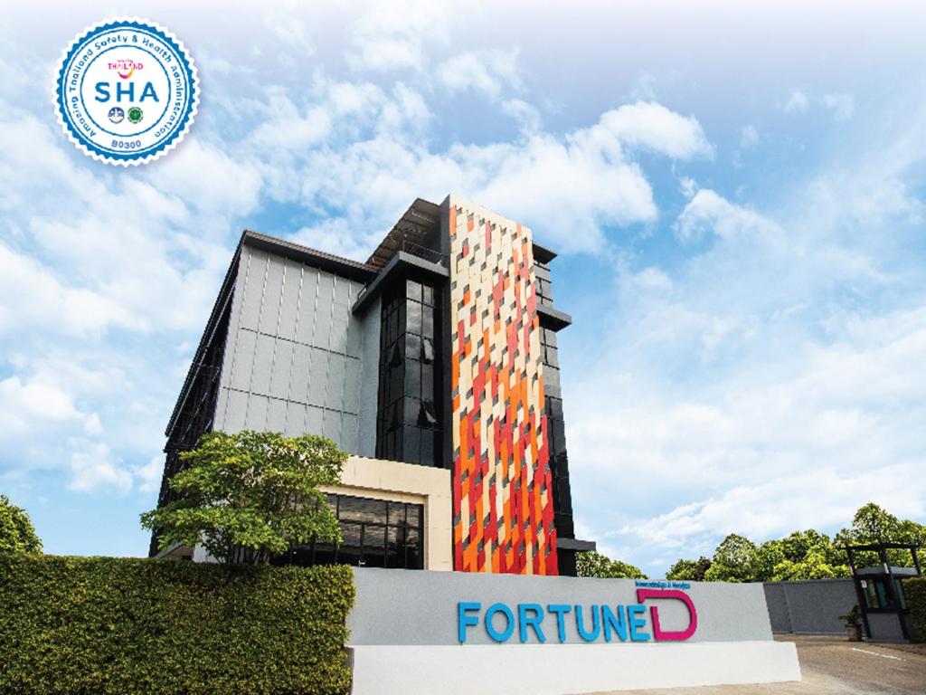 彭世洛Fortune D Hotel Phitsanulok的前面有未来标志的建筑