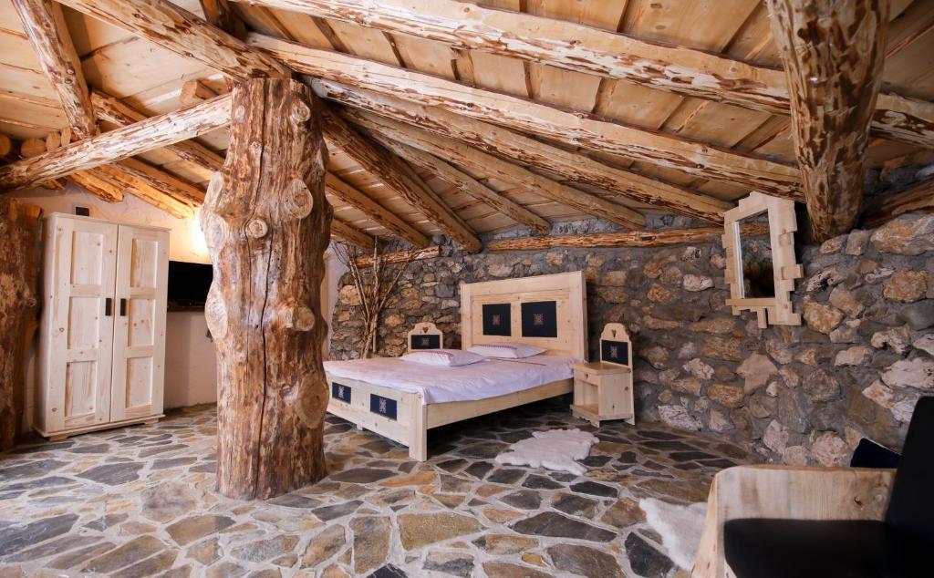 米奥修德萨斯Odai din Plai的卧室配有一张石墙床
