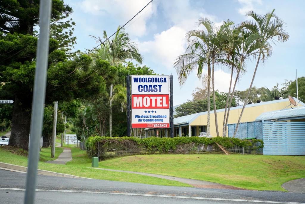 伍尔古尔加Woolgoolga Coast Motel的街道边的汽车旅馆标志