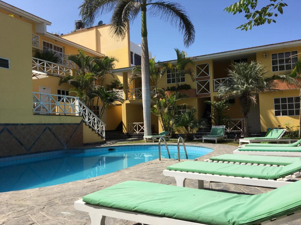 万查科Las Palmeras de Huanchaco的一个带游泳池和躺椅的度假胜地