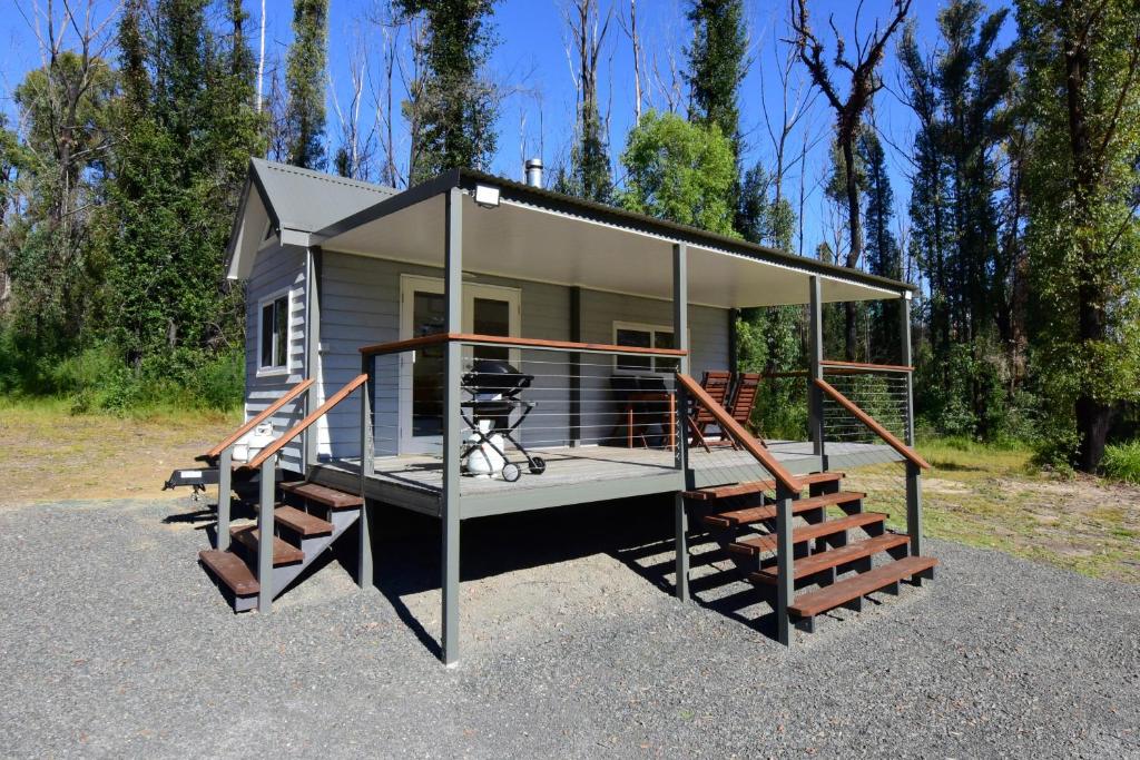 West CambewarraPindari Tiny Home Kangaroo Valley的一个小房子,设有门廊和楼梯