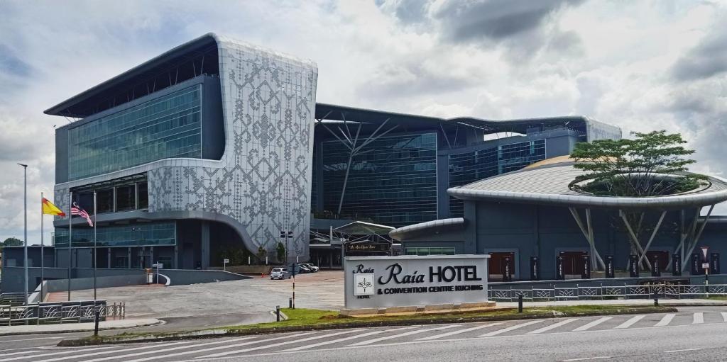 古晋Raia Hotel & Convention Centre Kuching的前面有标志的大建筑