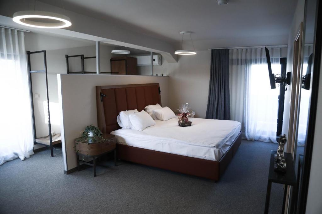 索非亚Hotel Kanyon的一间卧室配有一张带白色床单的大床