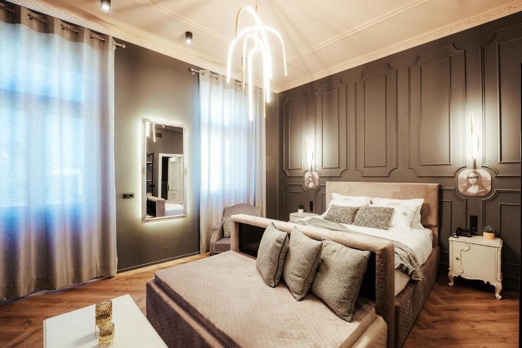 纳夫普利翁Espero Royal Stay的一间卧室设有一张带灰色墙壁的大床
