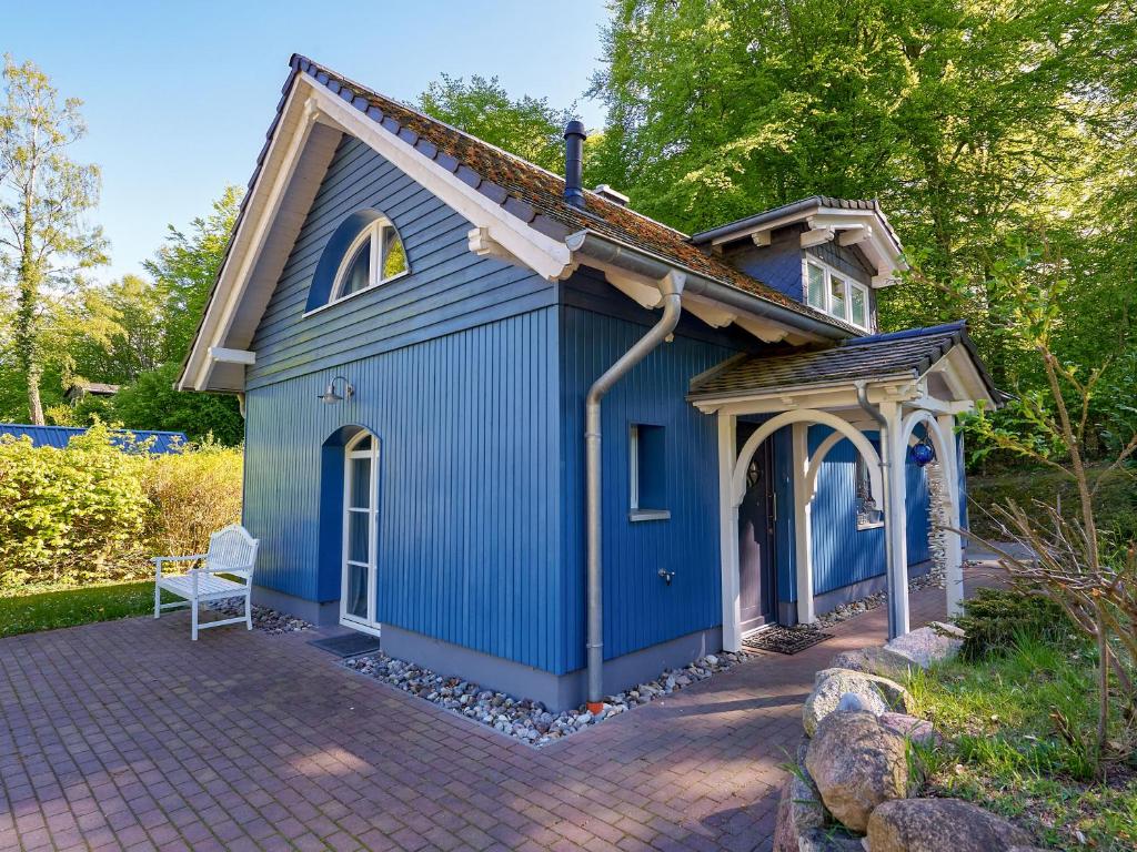 奥斯赛拜-塞林Blaues Strandhaus Sellin的蓝色的小房子,有凉亭
