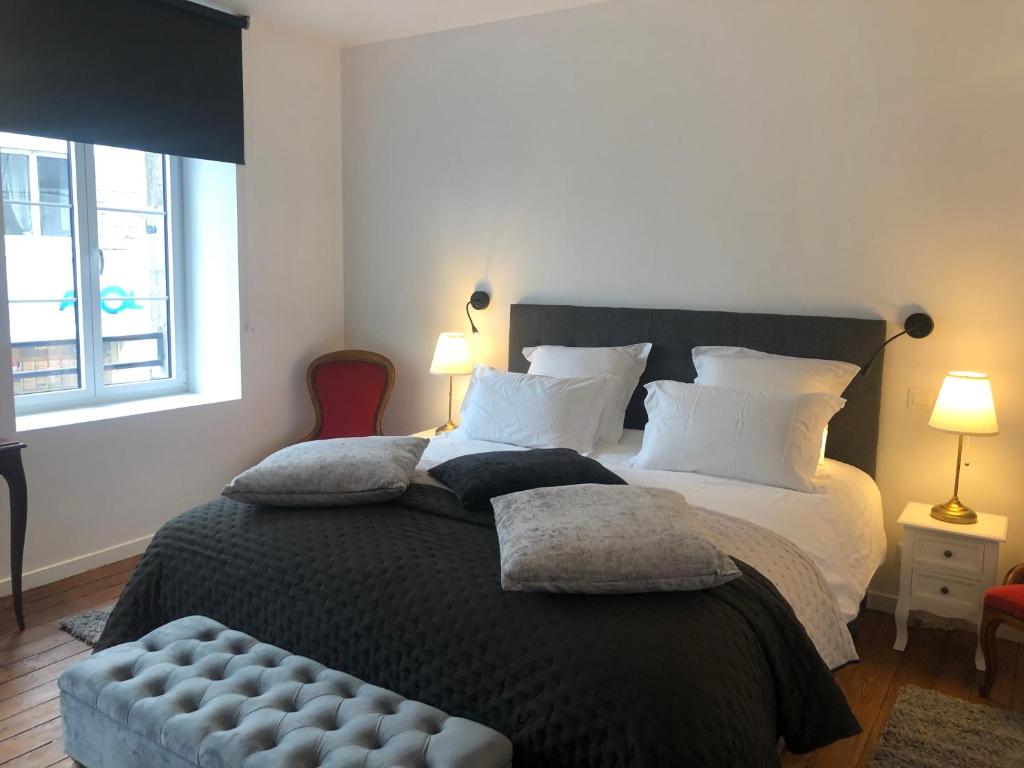 RospordenL'Otentik Restaurant Chambres d'Hôtes的一间卧室配有一张大床和两个枕头