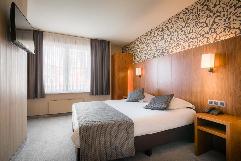根特Hotel Chamade的酒店客房设有床和窗户。
