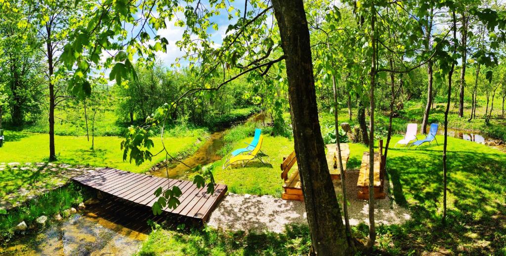 PrijebojPlitvice Streaming的一个带野餐长凳和游乐场的公园