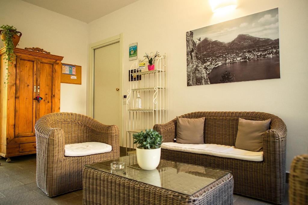 加尔达湖滨Agriturismo Casa di Campagna的客厅配有两把椅子和一张桌子
