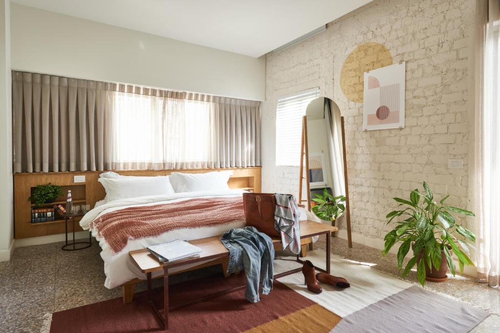 特拉维夫索尔酒店的一间卧室设有一张大床和一个大窗户