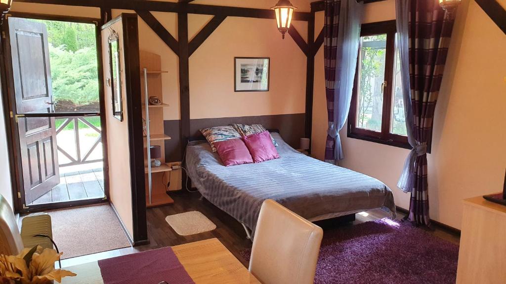 维尔蒂尼克Rajski vrt的一间卧室配有带粉红色枕头的床。