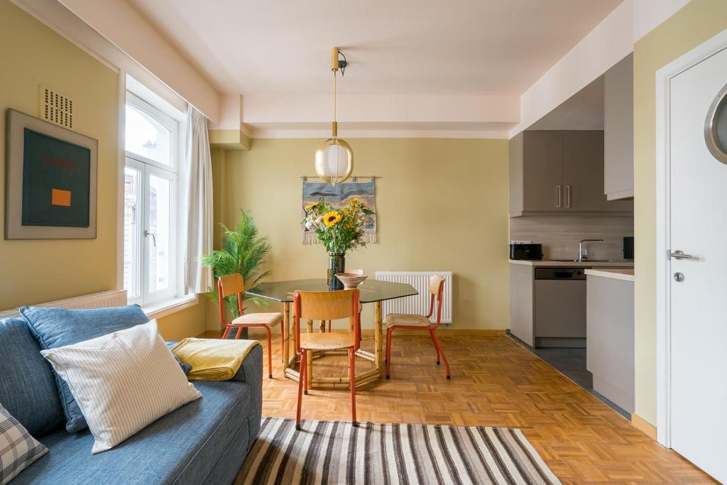 根特Smartflats - Central Ghent的客厅配有蓝色的沙发和桌子