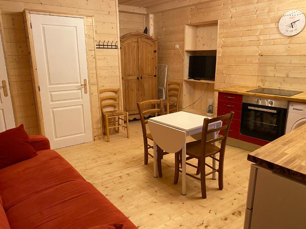 谷雪维尔Studio Huguette的厨房以及带桌椅的起居室。