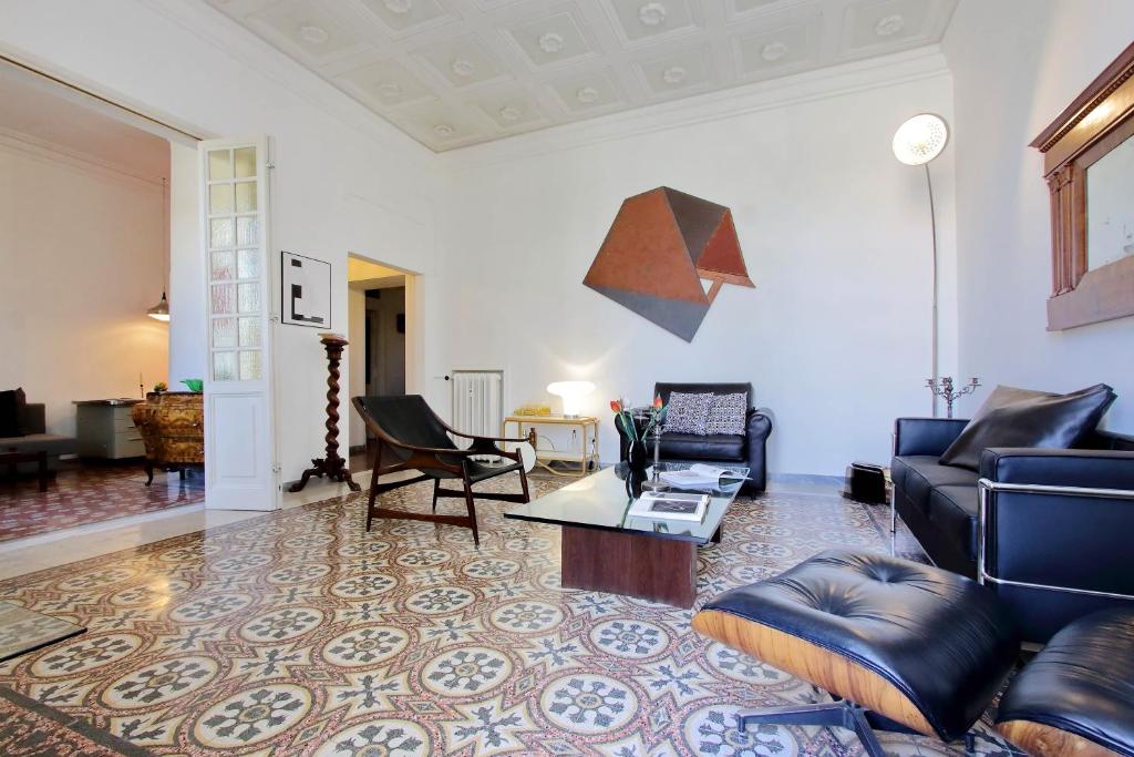 罗马4BNB - Tiberina Spacious Apartment的客厅配有沙发和桌子