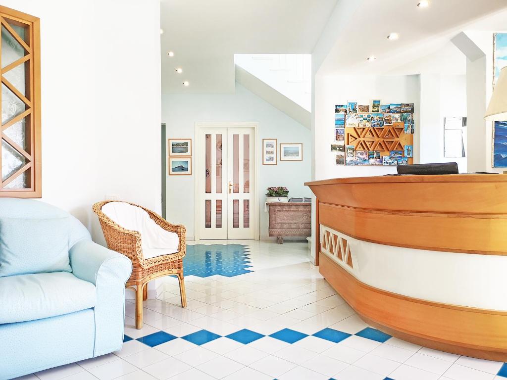 阿兰奇湾城拉蓝帕拉酒店的一间带小船和椅子的客厅