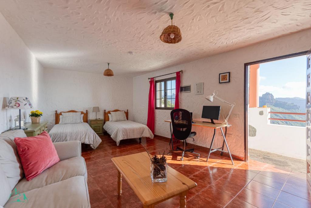 阿尔特纳拉Living Artenara - NATURE Adults Only的客厅配有沙发和桌子